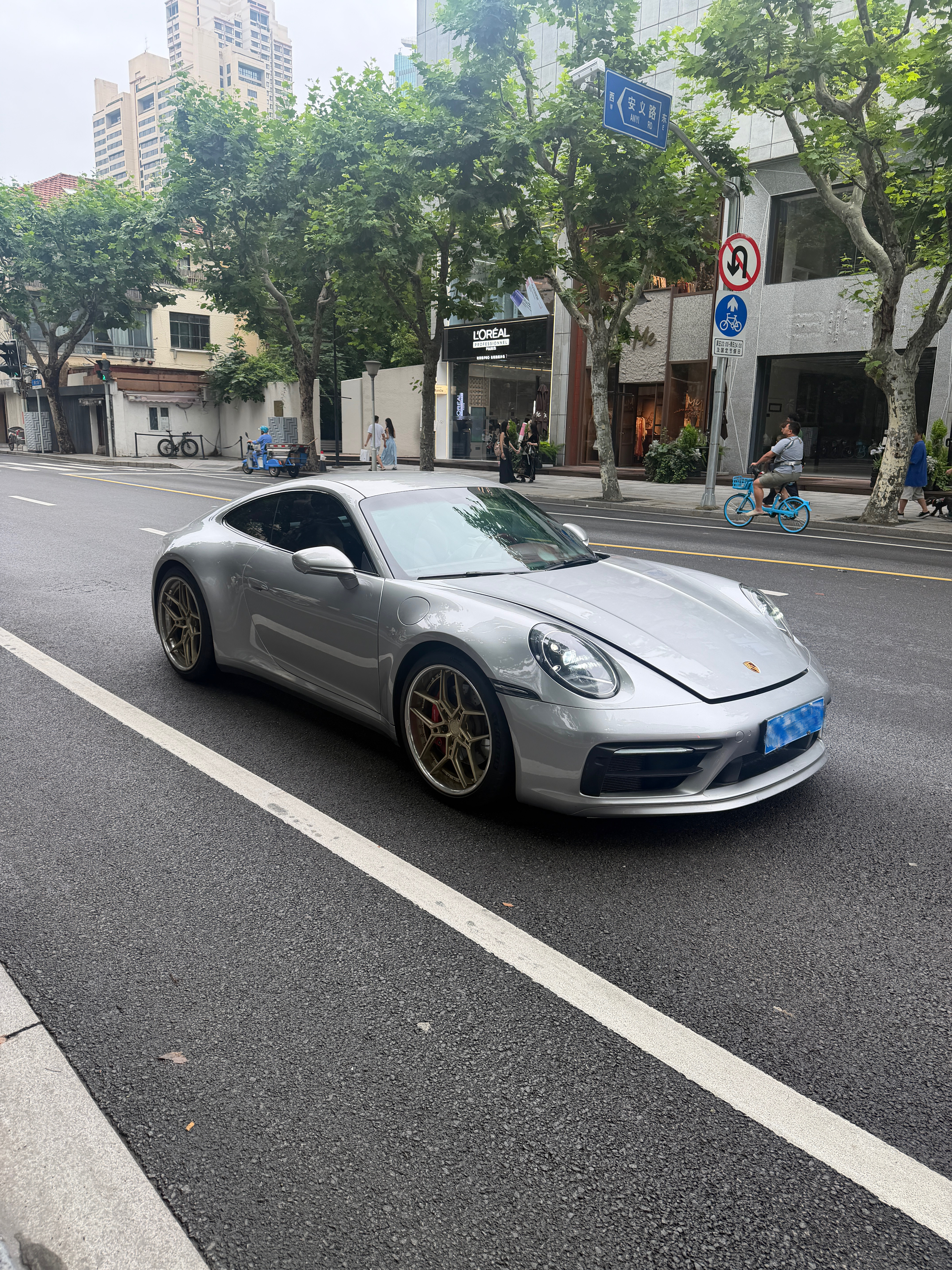 街上遇到一台911，它行李箱没关好，本想学雷锋善意提醒。但看到他和副驾妹子交谈甚