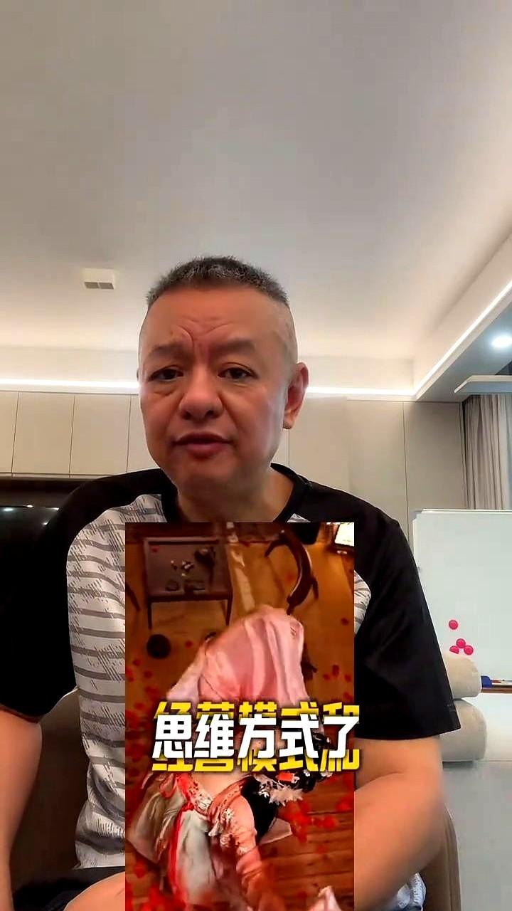 掏三百块披上龙袍，大妈一巴掌扇飞特约演员，当天拿走成片。
　　导演喊卡，化妆师立