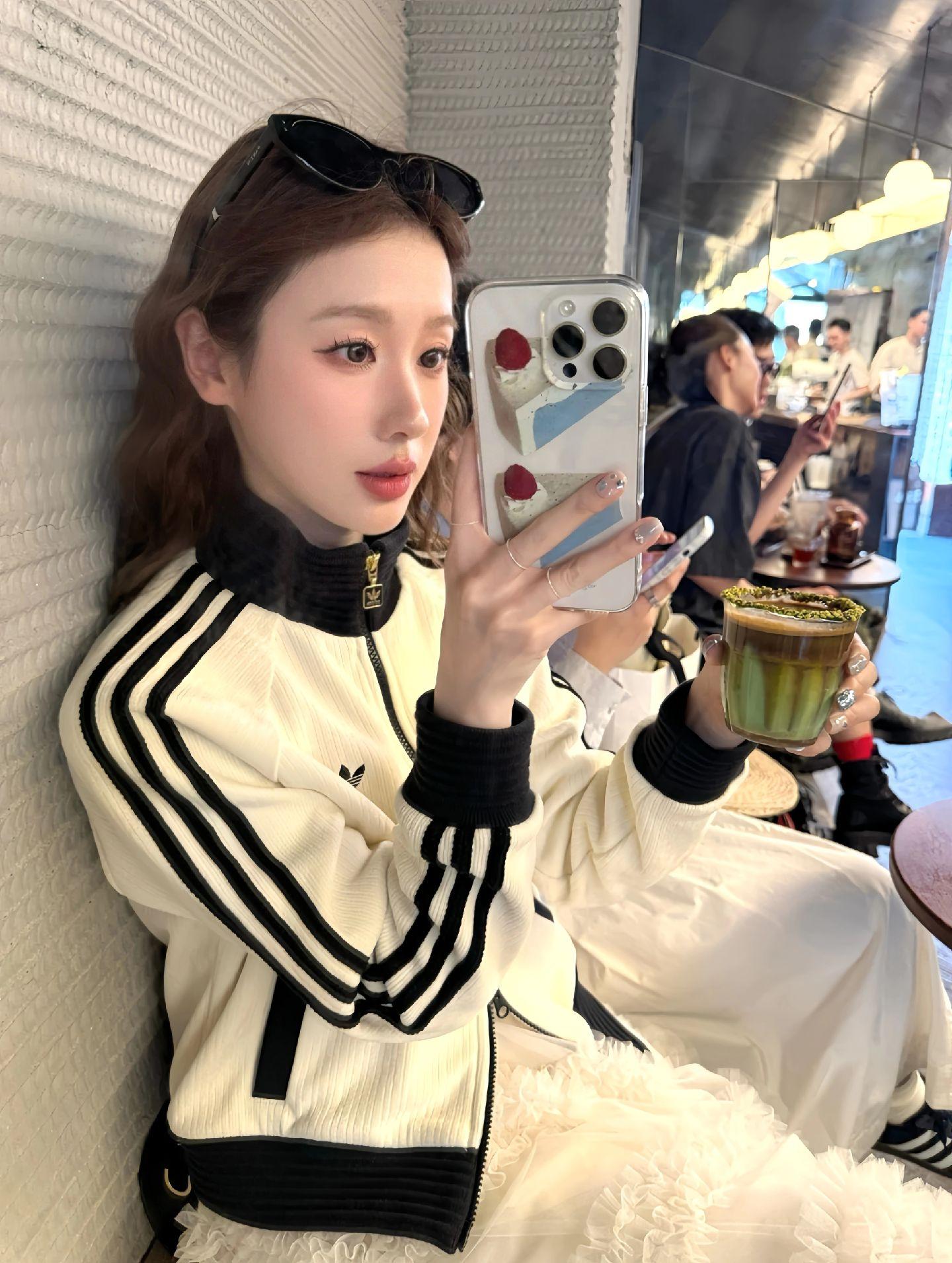不愧是韩娱校服。