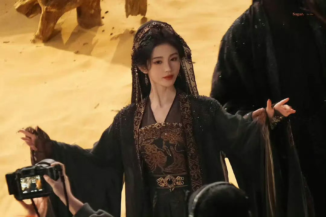 鞠婧祎真的可以在病娇蛇蝎美人这条赛道上发光发热，花间令时候就很喜欢她前期演的恶女