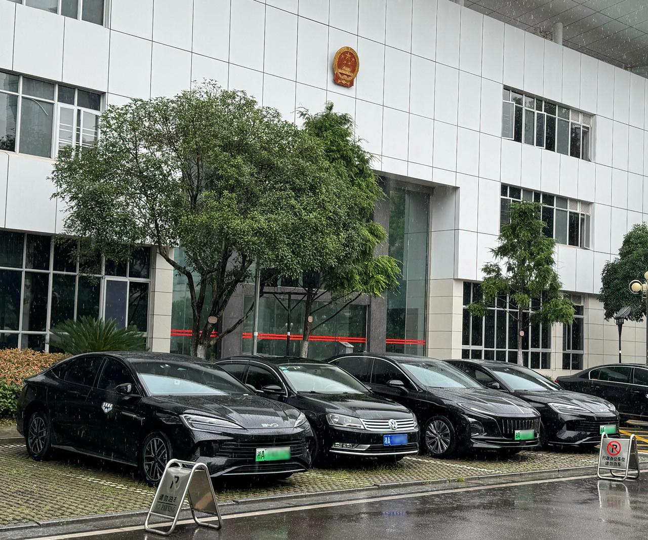 越来越多的公务员选择比亚迪作为通勤车辆，一些政府机关大院里居然停满了比亚迪的车，