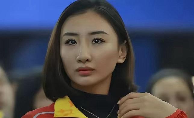 2019年，30岁的奥运冠军何雯娜怀孕5个月，与38岁身家过亿的影视制片人梁超订