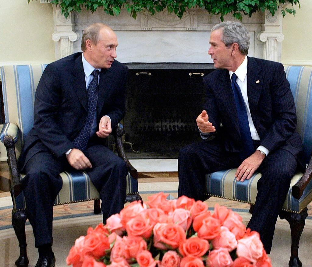 美国公布绝密档案，20多年前的普京，和现在比简直像变了个人
23日，美国国家安全