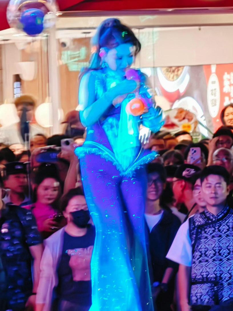 乌兰图雅人气爆棚了✨扎根民族乐坛多年收获全民喜爱，内蒙古主场万人合唱，人气与口碑