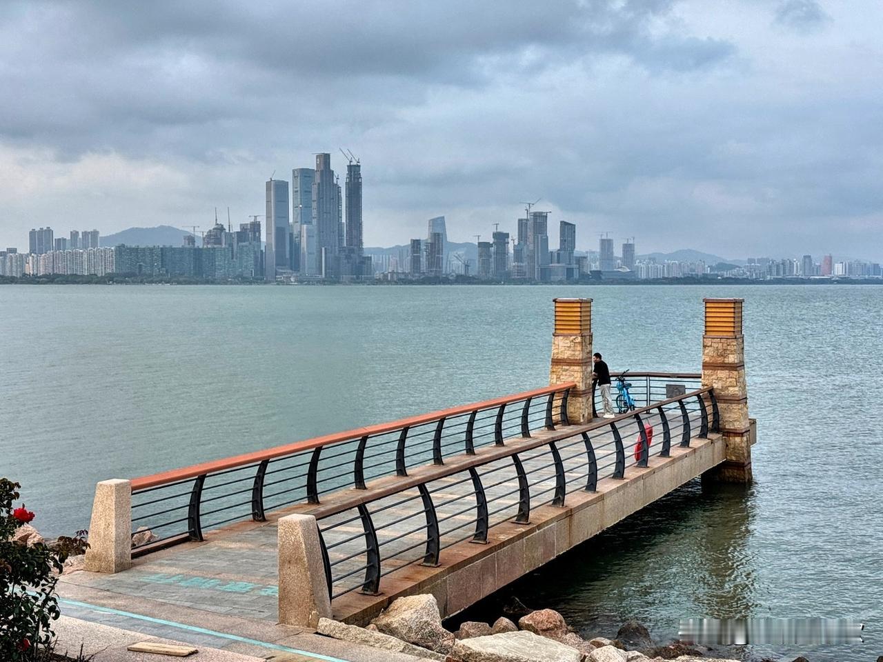 都市与海，是两种截然不同却又能完美融合的存在。在繁华都市里，高楼大厦林立，车水马