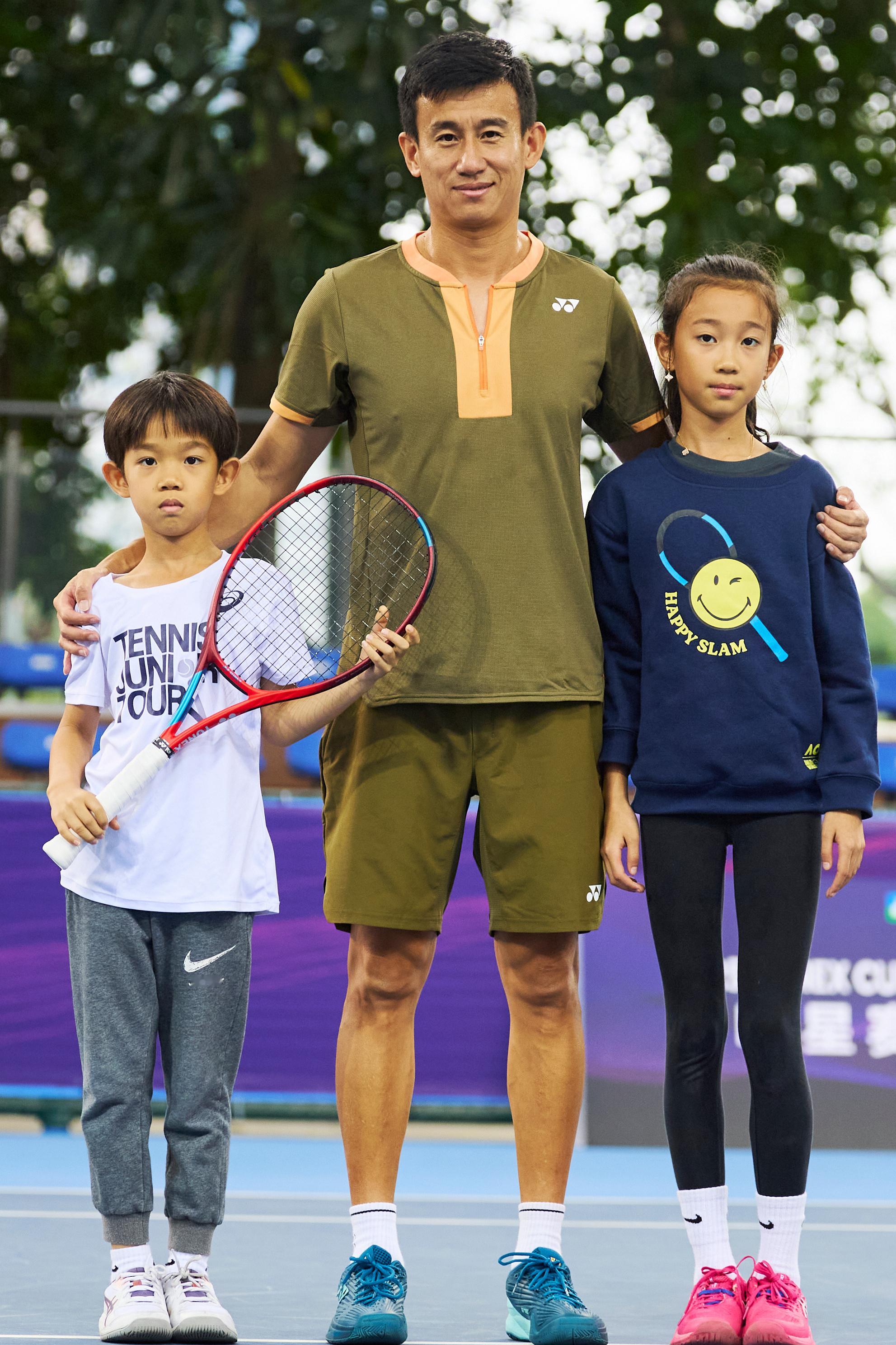 网二代来啦！中国网球名将公茂鑫名将携女儿公谧菡儿子公丕丞球场亮相！2019年1月