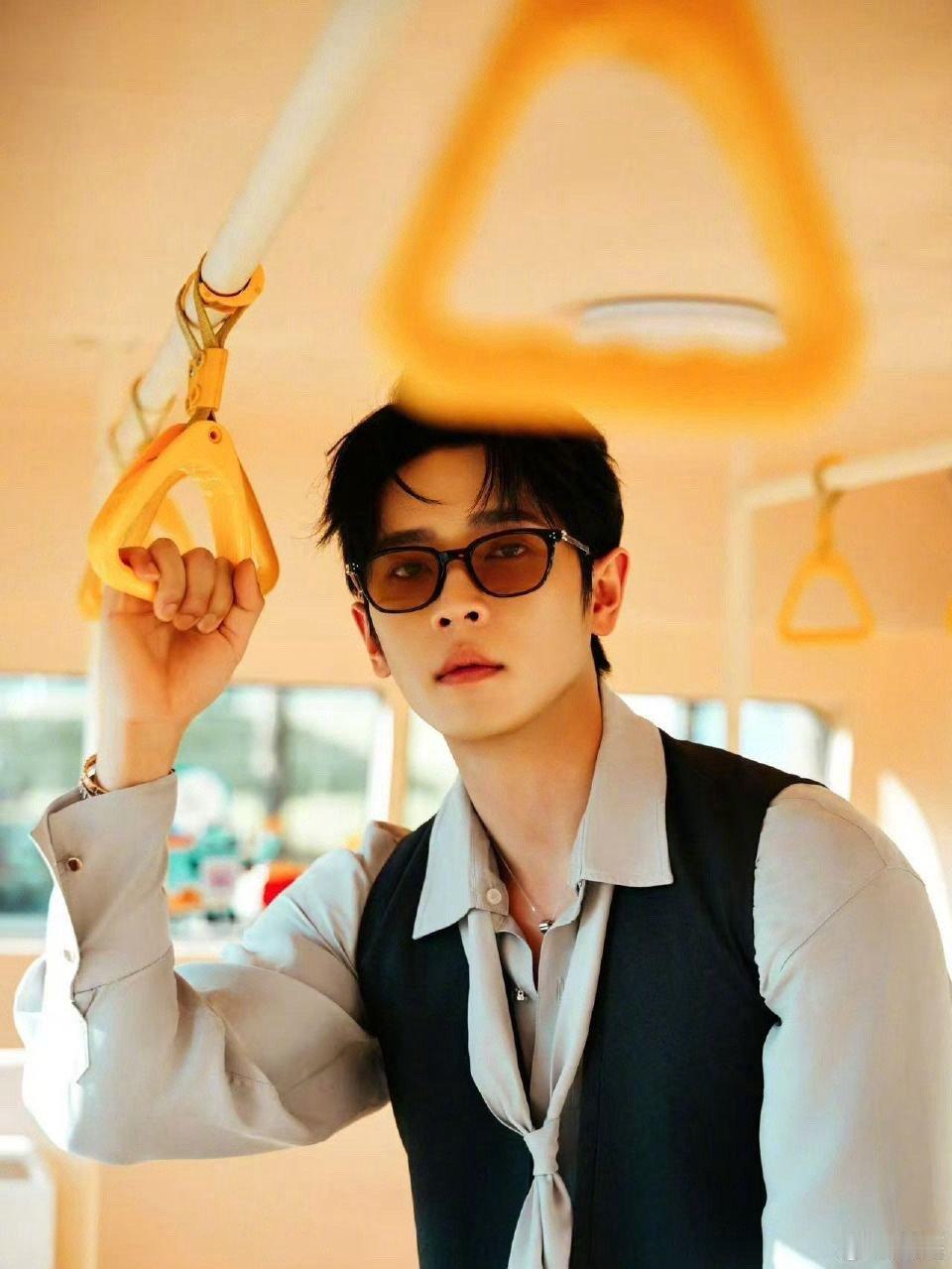 丞磊每一帧都像电影截图谁懂这套写真有多绝！丞磊置身复古巴士，黑马甲搭配衬衫复古感