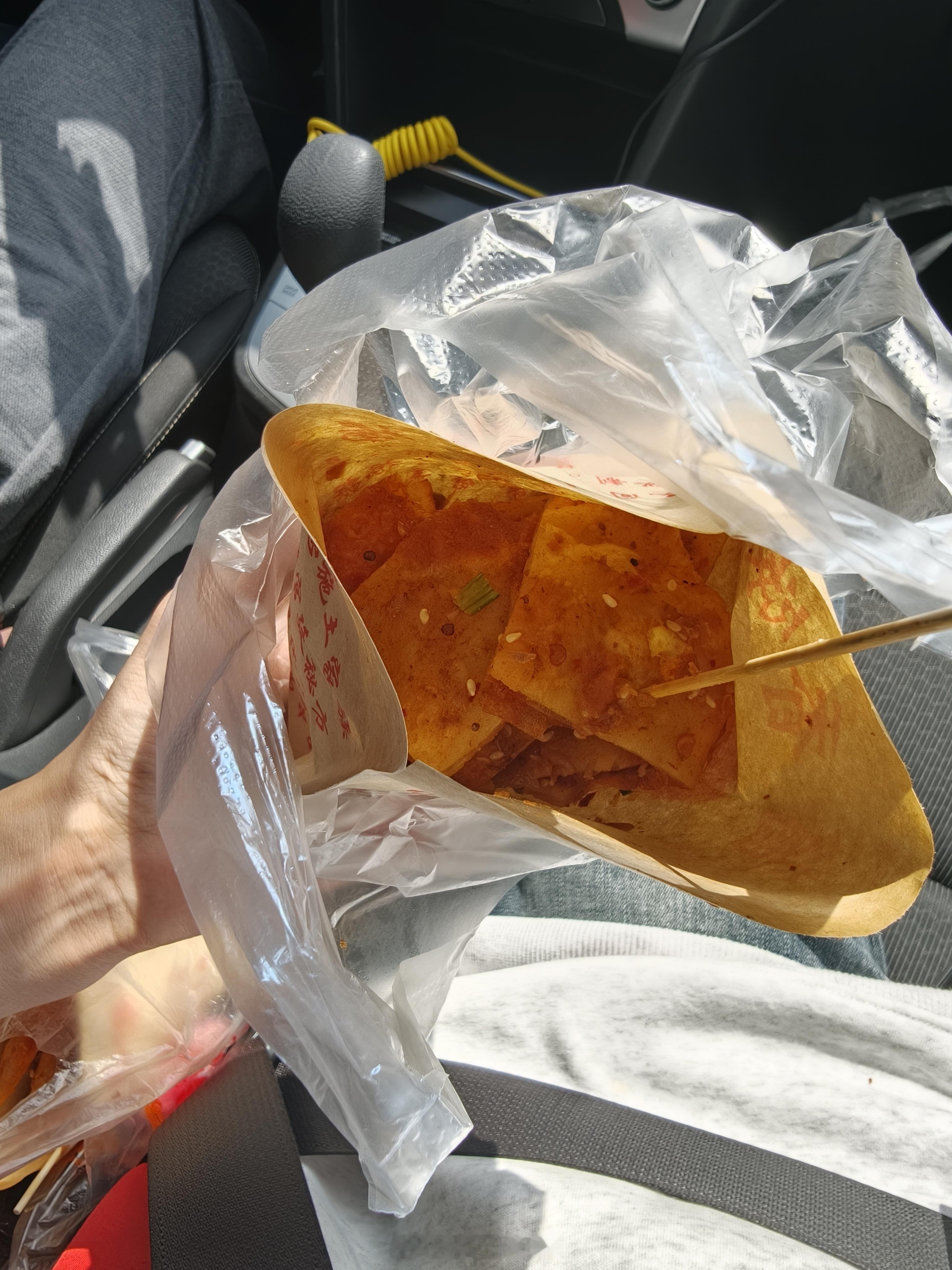 就喜欢我爸这种暖男，不知道喜欢吃哪家的就买了两三家的酱香饼[爱你]第一张图是脆脆