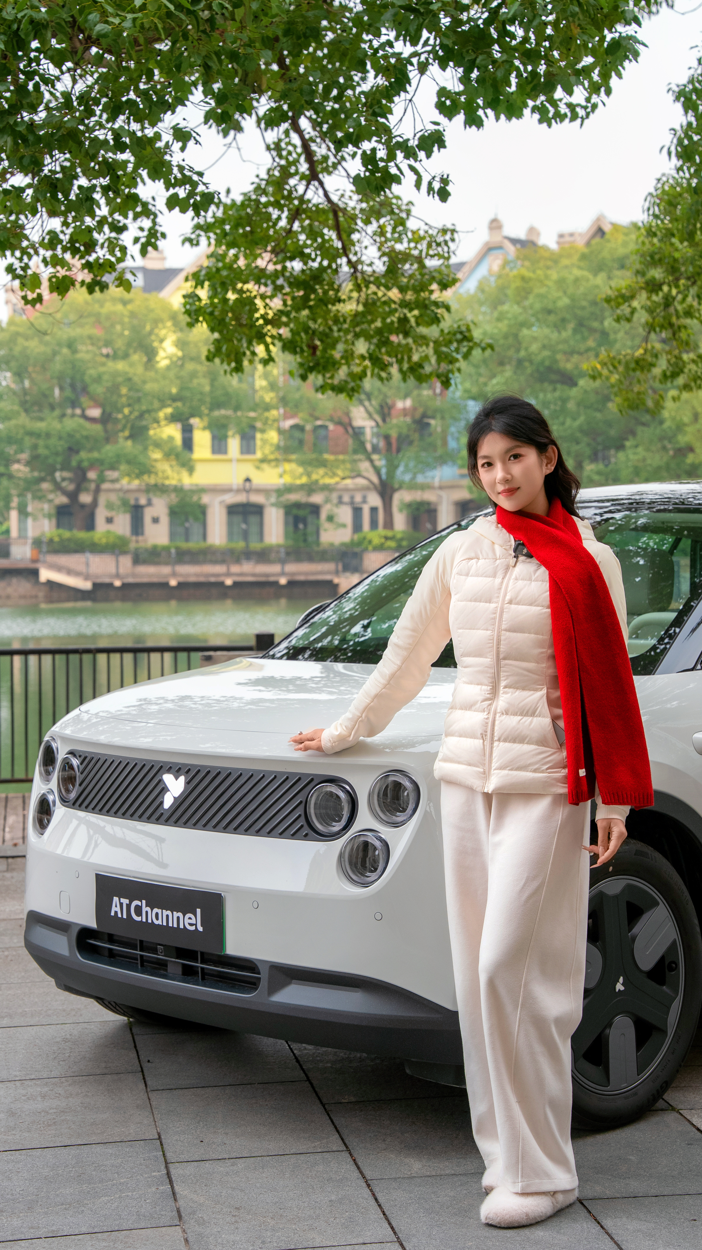 蔚来的萤火虫，真是整个 2025 年最让我惊艳的精品小车：❶这三重奏的大灯，真是