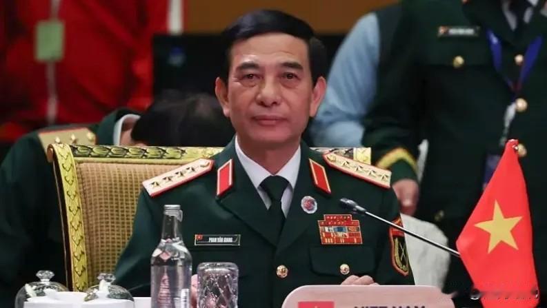 苏林近日提出为“十四大”的胜利召开作充分准备。

他高度赞赏了向社会各群体征集到