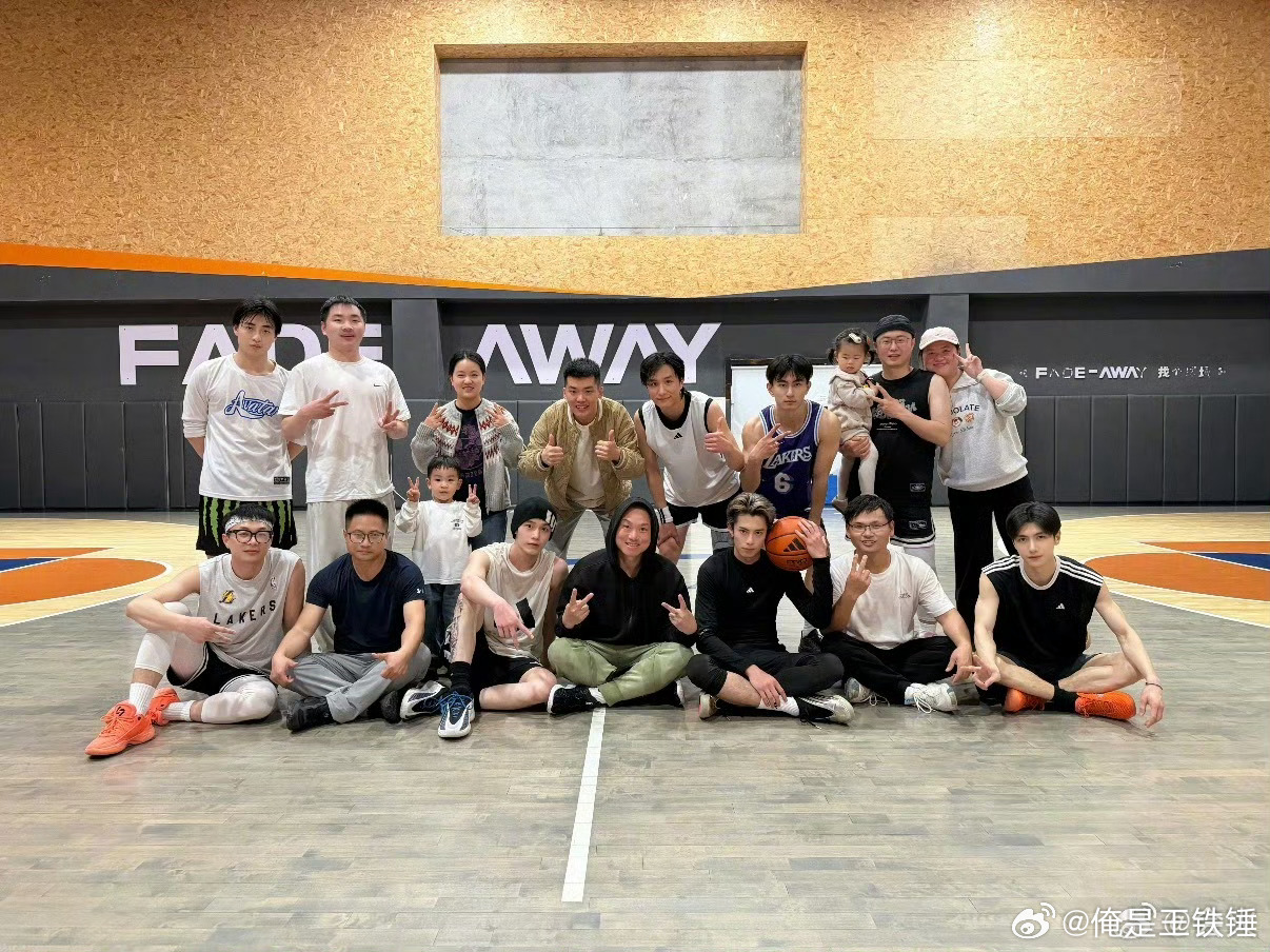王鹤棣何与一起打球王鹤棣、何与都算横店打球老搭子了，去年也被拍到一块打篮球