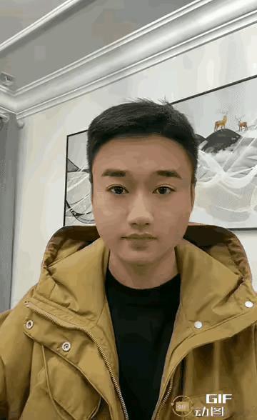 我的天呐！这哪是仿真面具，这简直是“易容术”速成班教具啊！
 
一个大老爷们，戴