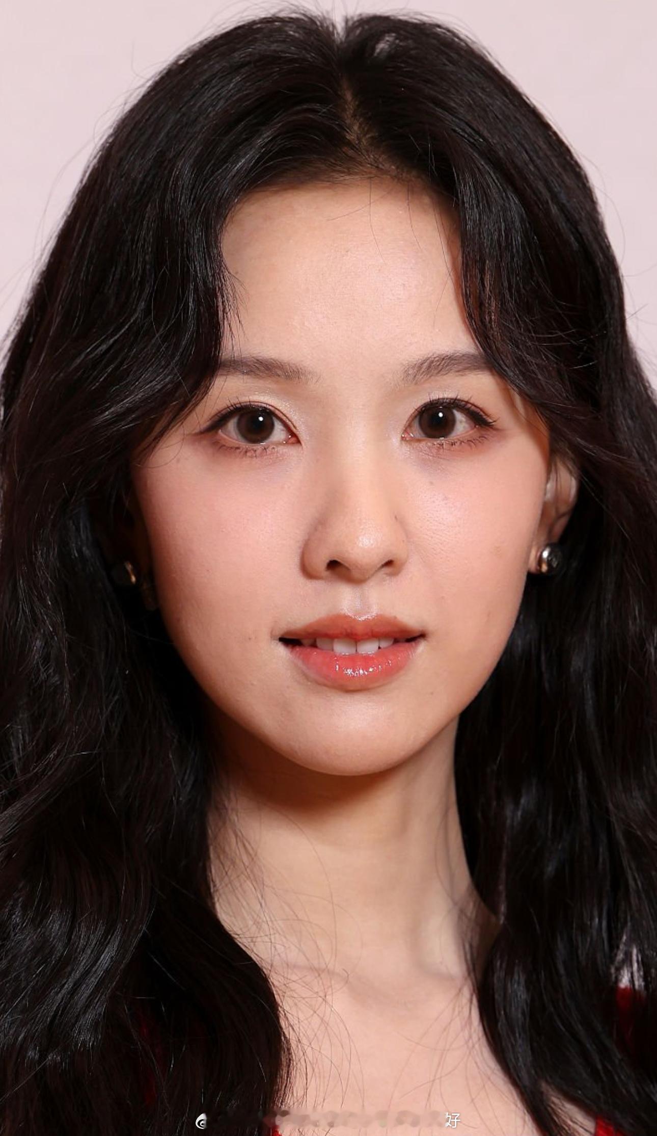 ？哪里有眼袋，有点黑眼圈而已啊陈都灵眼袋 ​​​