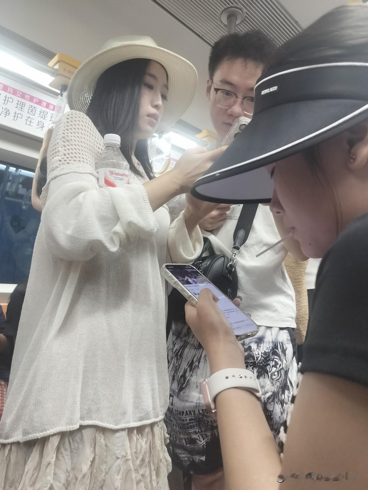 人一旦在有地铁的城市待过，就会选择性看手机而不看纸质书了。毕竟地铁里人多，纸质书