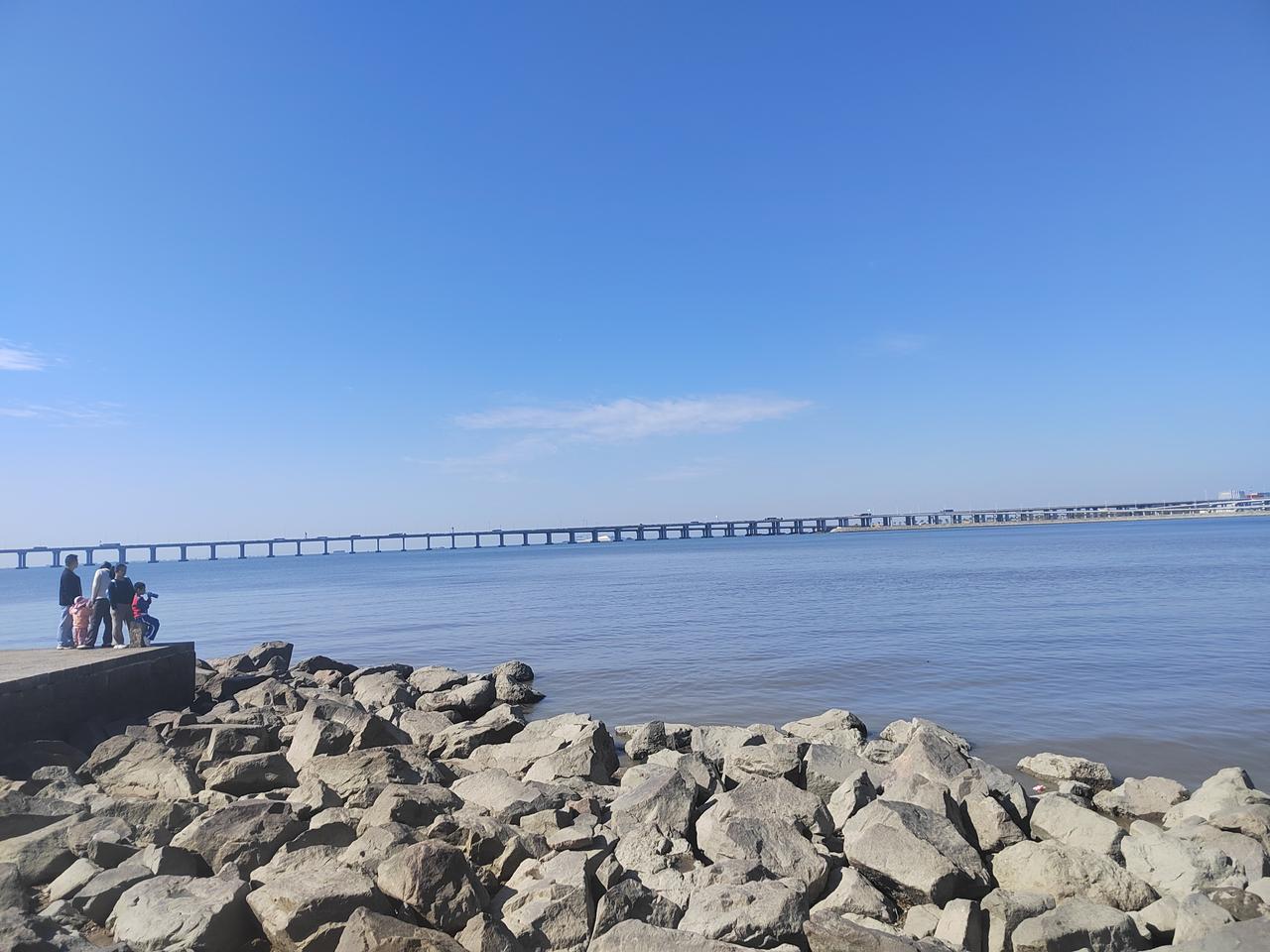 河南一位女子发视频称老公在网上看到一套位于乳山附近的海景房，在拍卖起拍价是111