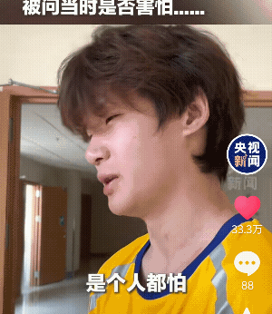 老人摔倒，外卖小哥说"是个人都怕"——这五个字，听得人心里发酸
央视报道了一个好