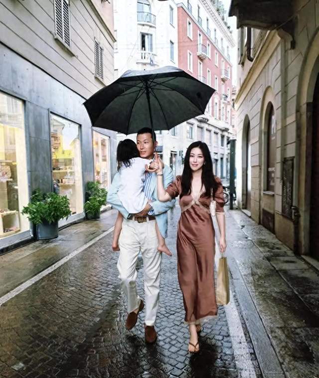 “朱珠”一家三口逛街！穿真丝连衣裙像贵妇，不愧是人生赢家