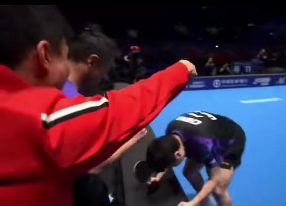 笑不活了！梁靖昆赢张本智和竟给王皓磕一个
 
伦敦世乒赛男团决赛首盘，大胖梁靖昆