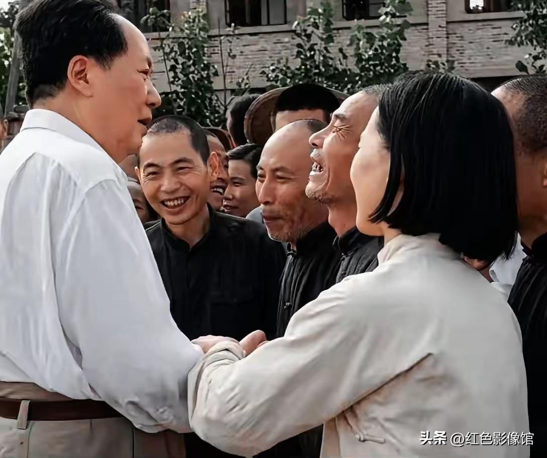 📸 照片简介
 
这是彩色修复的经典历史影像。毛主席深入基层，与群众亲切握手交