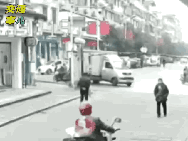 这是什么动力？这么强劲！视频里小货车一个不小心，撞到了不知什么挡杆，惯性作用还是