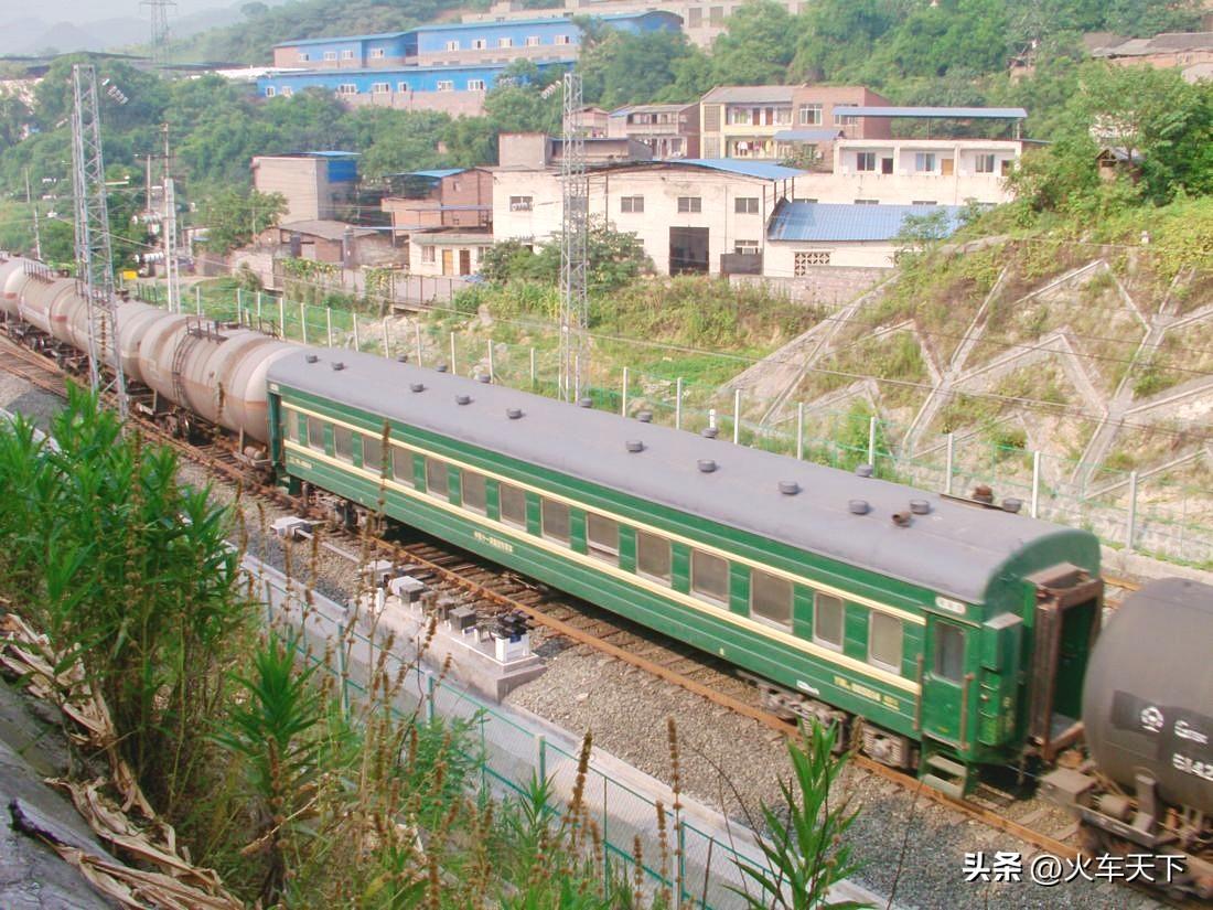 十五年前拍摄的一节夹在货运列车当中的客车车厢，这节车厢是随货车回送，这是一节22