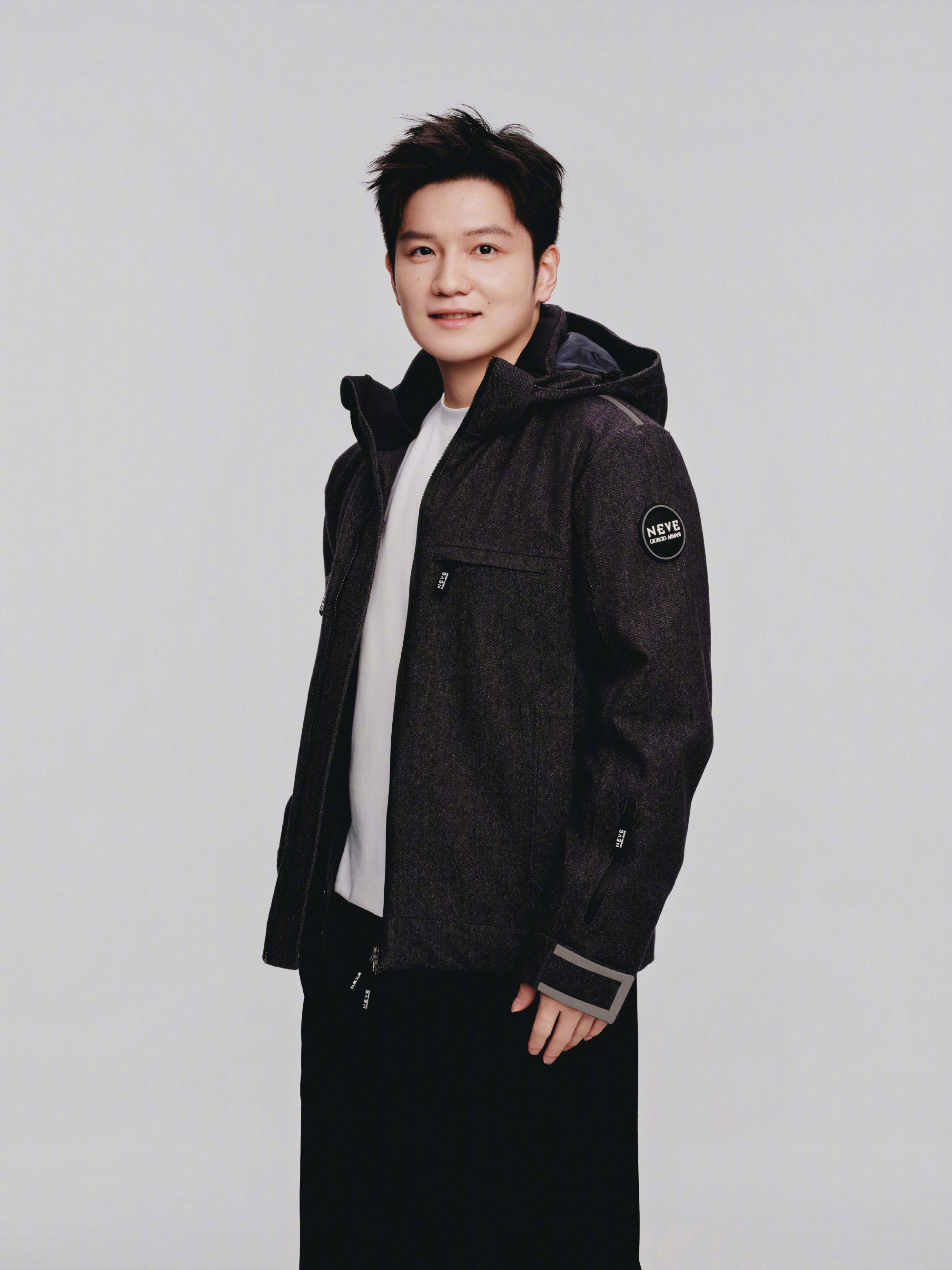 樊振东 in Giorgio Armani 📷 品牌挚友演绎的Neve系列服饰