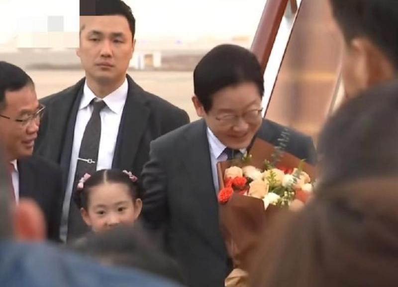 刷到李在明夫妇在上海机场的照片，直接被戳中了。俩小朋友上去献花的时候，这政要居然