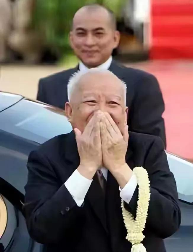这是西哈莫尼国王刚加冕时几年的相片。
那时西哈莫尼国王已经50多岁了，看着却很年