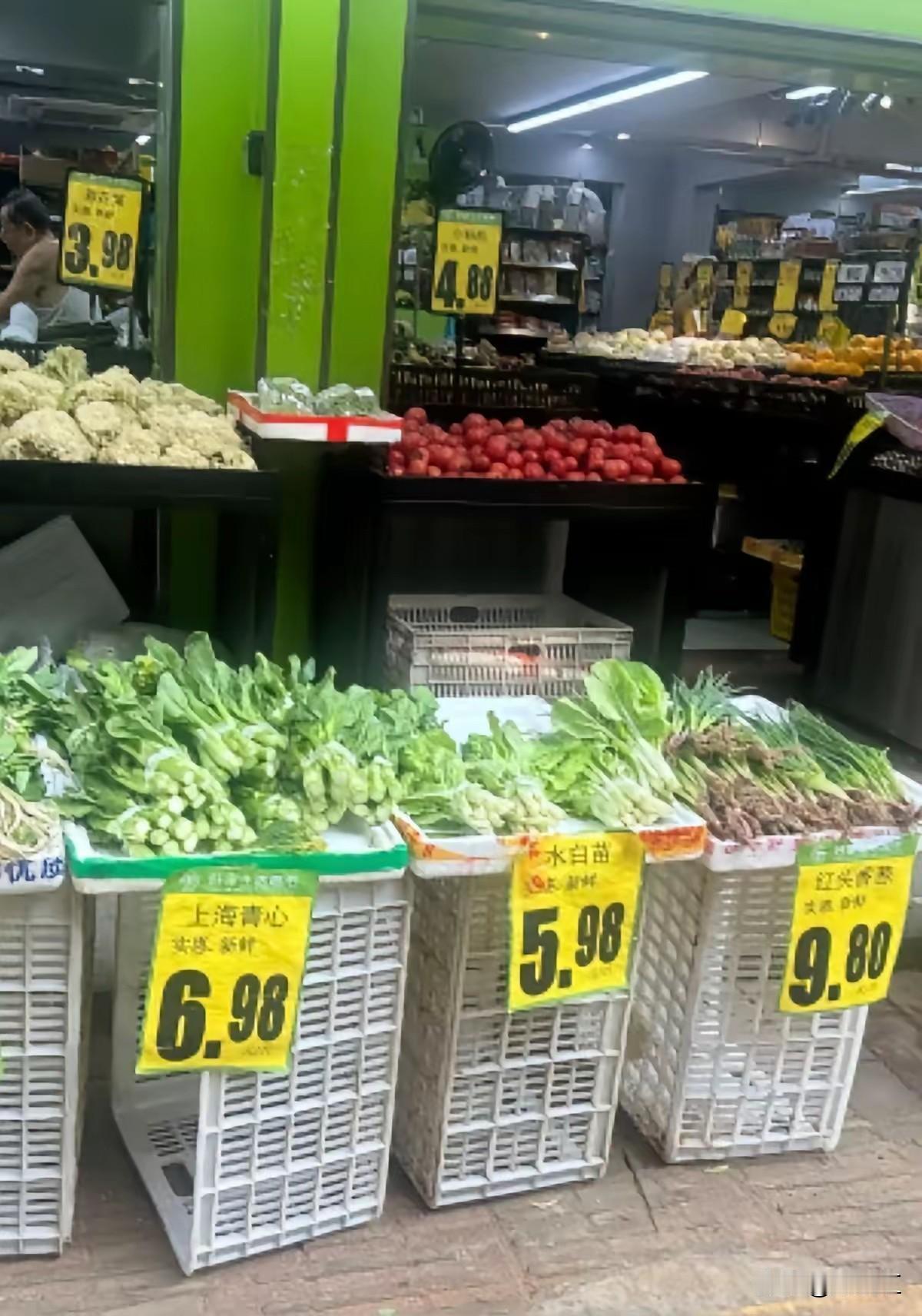 各地网友现在都吵着蔬菜太贵。有网友表示，自己坐标沈阳的，下面是大超市，黄瓜6元一