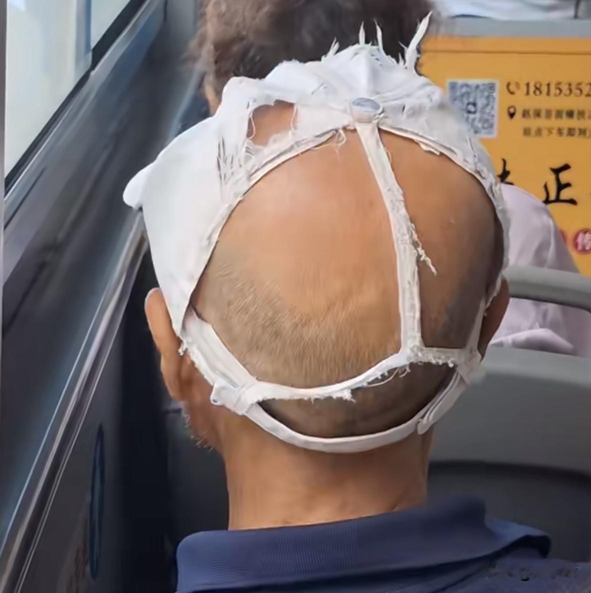 坐公交车被一个男乘客吸引了，主要是他的帽子很少见。