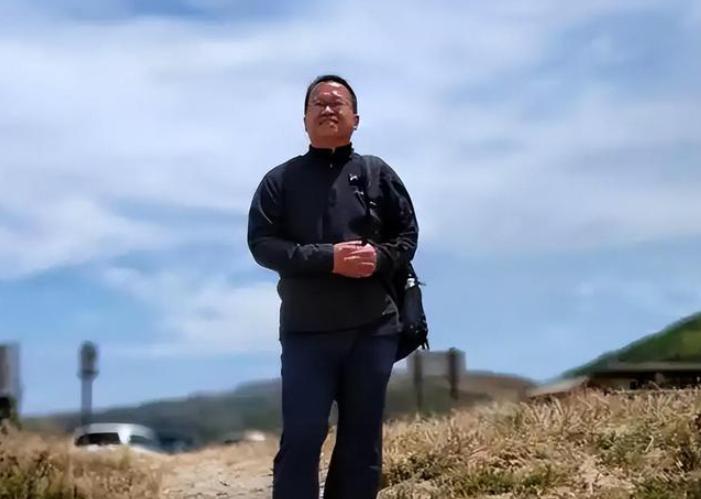 在美国一扣就是9年，这位中国芯片专家刚踏上祖国土地，转身就干了件狠事：直接把全球