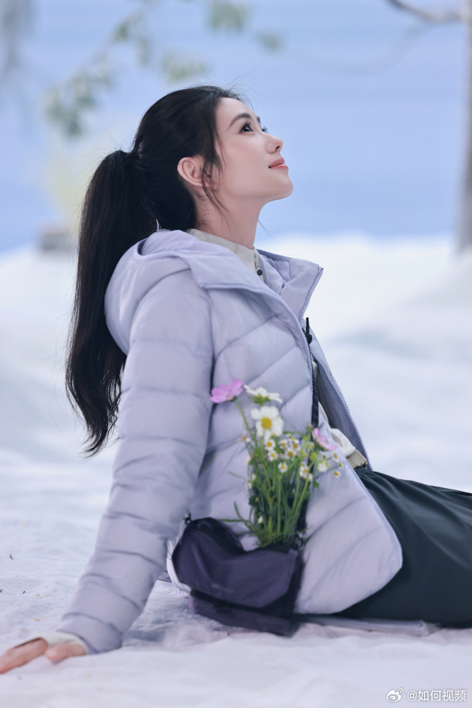 刘浩存冬季穿搭模版刘浩存香芋紫羽绒服高马尾清爽利落，笑容干净又亮眼。 ​​​