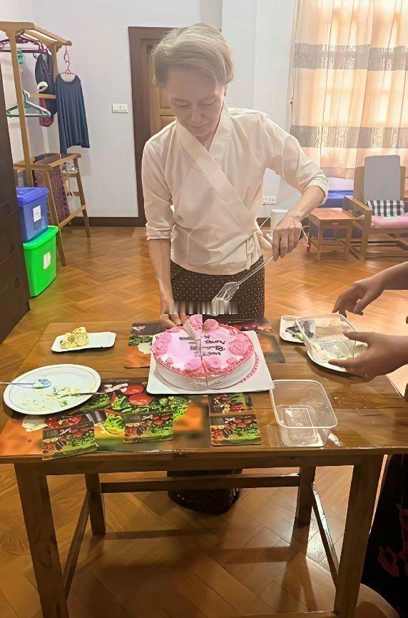缅甸官方公布的最新照片显示昂山素季虽遭软禁，但是过生日还有蛋糕吃 