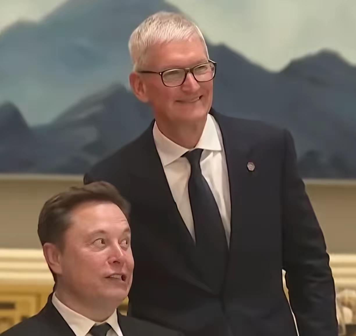 晚宴等候间隙，苹果CEO库克主动走到马斯克身后求合影。没想到这位世界首富瞬间切换
