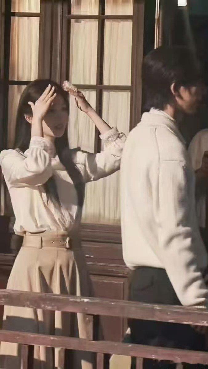 张凌赫的嘴被王楚然咬破了 这画面也太有故事感了吧！张凌赫强吻时的势在必得，被咬后