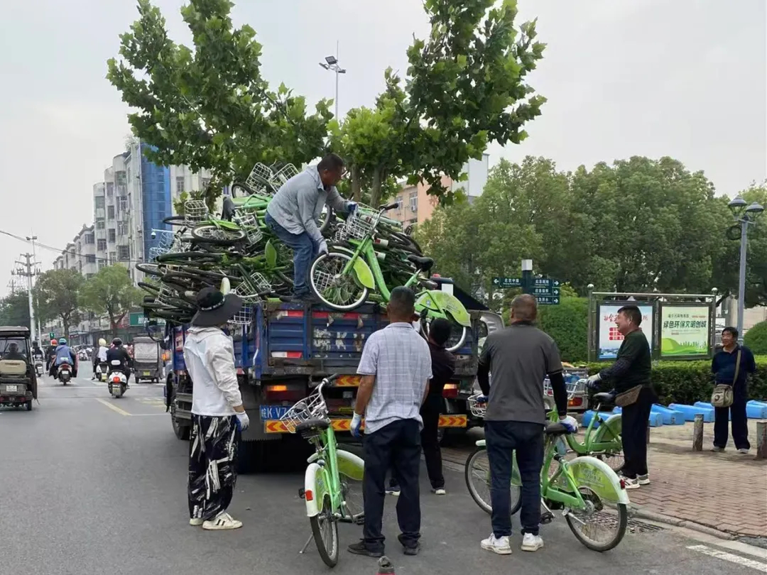 【#阜阳6500辆公共自行车被拍卖#，提醒：退卡本月31日截止】据阜阳公众网：陪