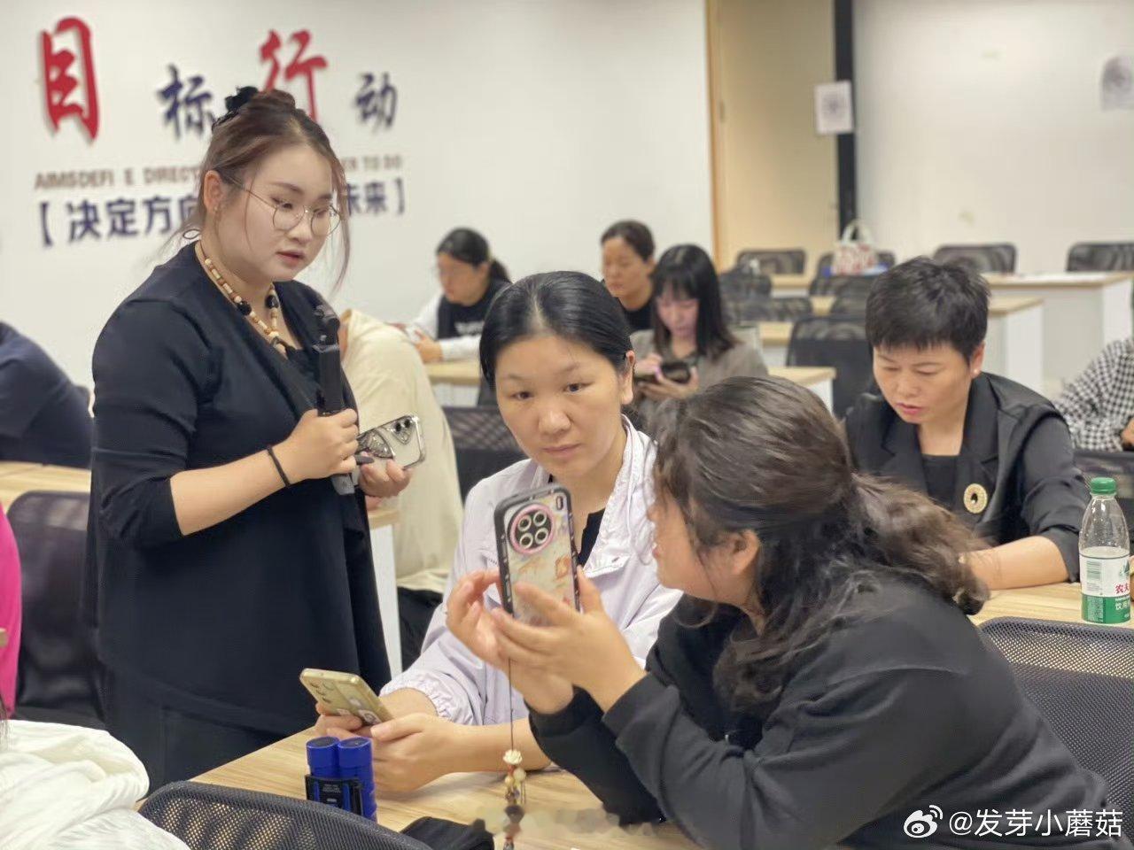 台州夜校让传统生意搭上数字快车近日，浙江温岭“岭工乐学”职工夜校短视频制作全能班