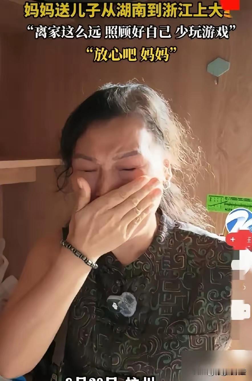 妈妈把儿子送到学校的一刻真的绷不住了，看到这一幕，我想起我读书那年，妈妈送我到宿