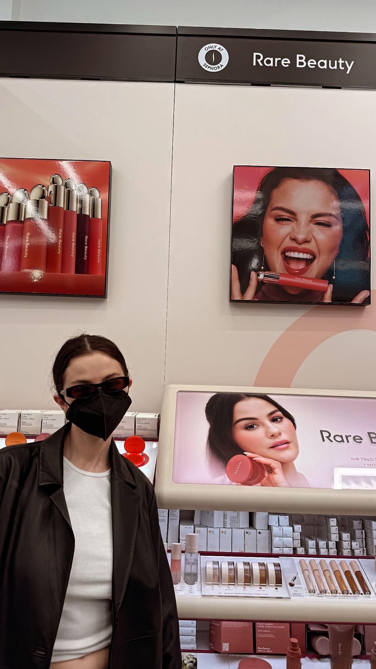Selena Gomez赛琳娜戈麦斯在丝芙兰与自家rare beauty专区合影