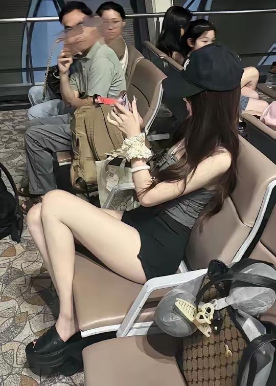 这女的，这颜值，这身材，任谁看了不得多看两眼？

先不管人家是做什么的，主要是身