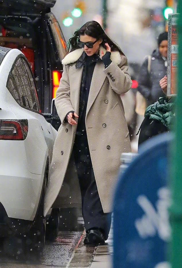 风雪中，现身纽约街头的安妮·海瑟薇 (Anne Hathaway) ，装车准备圣