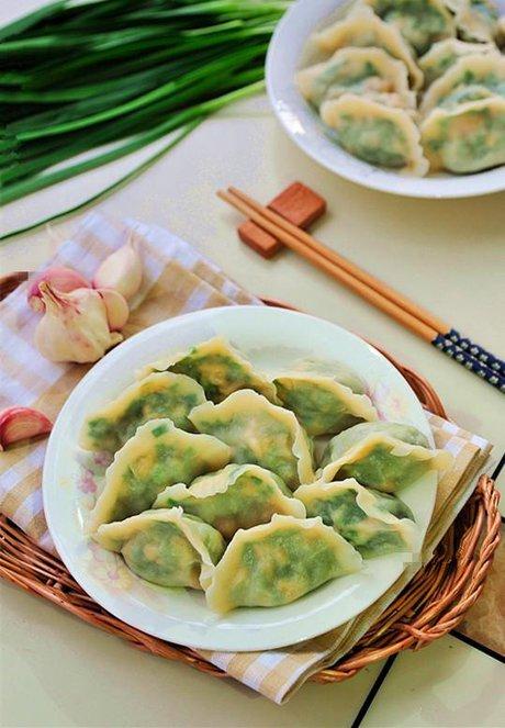 你家包韭菜饺子放不放点白菜？

我家今天包的韭菜饺子放了一点儿白菜。

谁知道竟