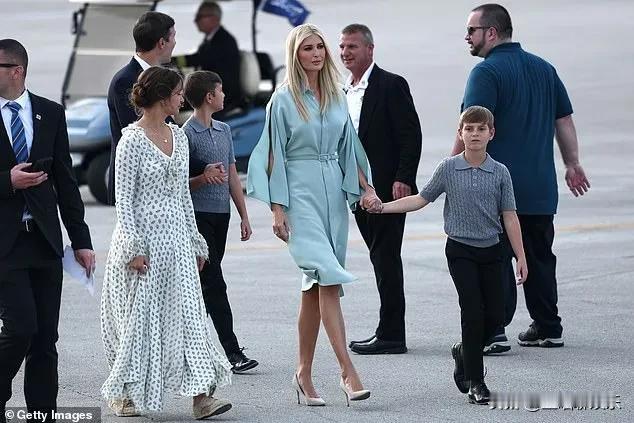 伊万卡一家五口登上政府官方专机飞往华盛顿参加就职典礼。
43岁的伊万卡牵着小儿子