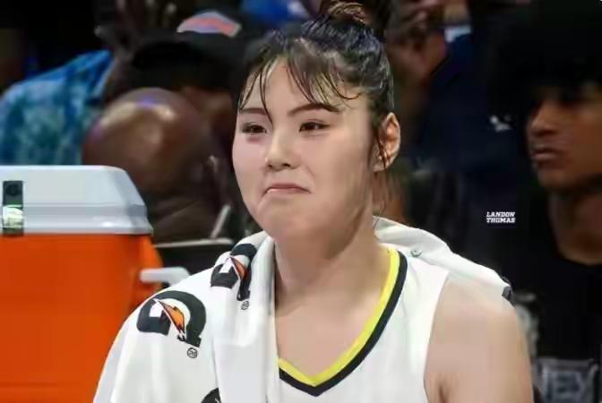 李月汝因护照丢失无缘世界杯，网友怒问明知有风险为何不派人专送
李月汝错过这届女篮