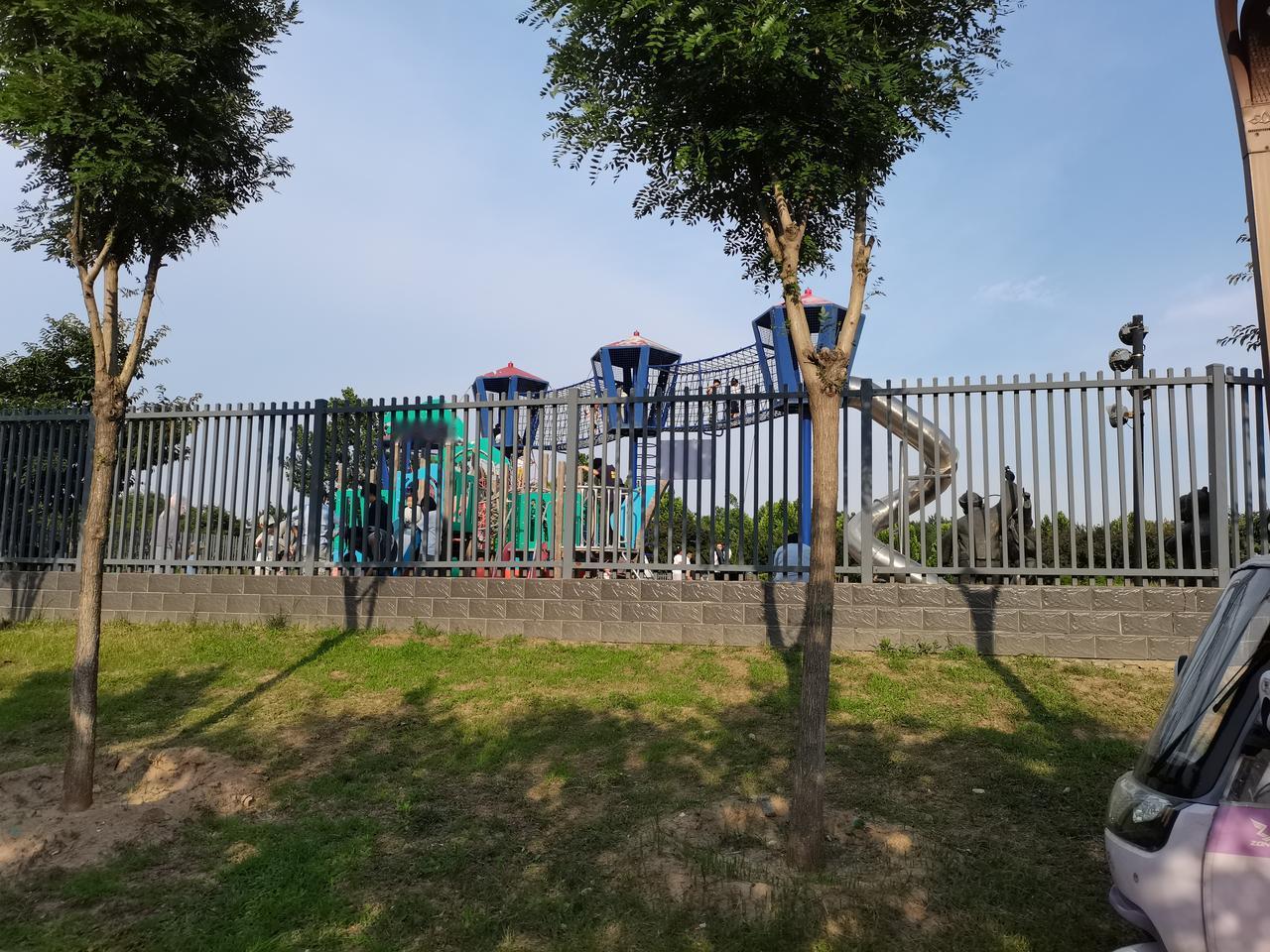 邢台襄湖公园
东门附近
有一处儿童乐园设施
每天放学后
就成为了孩子们的天堂
孩