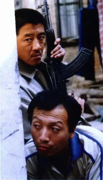 《中国刑侦一号案》根据牛伯成同名小说改编，2002年由陈国军执导，
该剧通过模拟