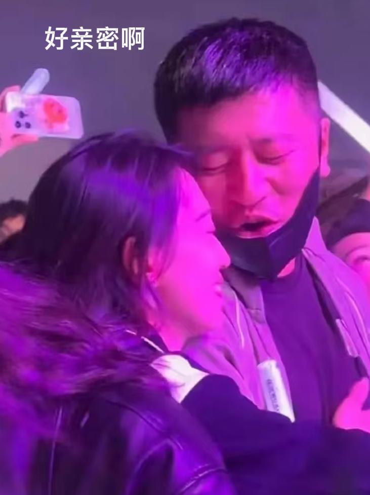 都说男人最懂男人
我老婆特意问我
在伍佰演唱会上，张雪峰旁边的女人真是他老婆嘛？