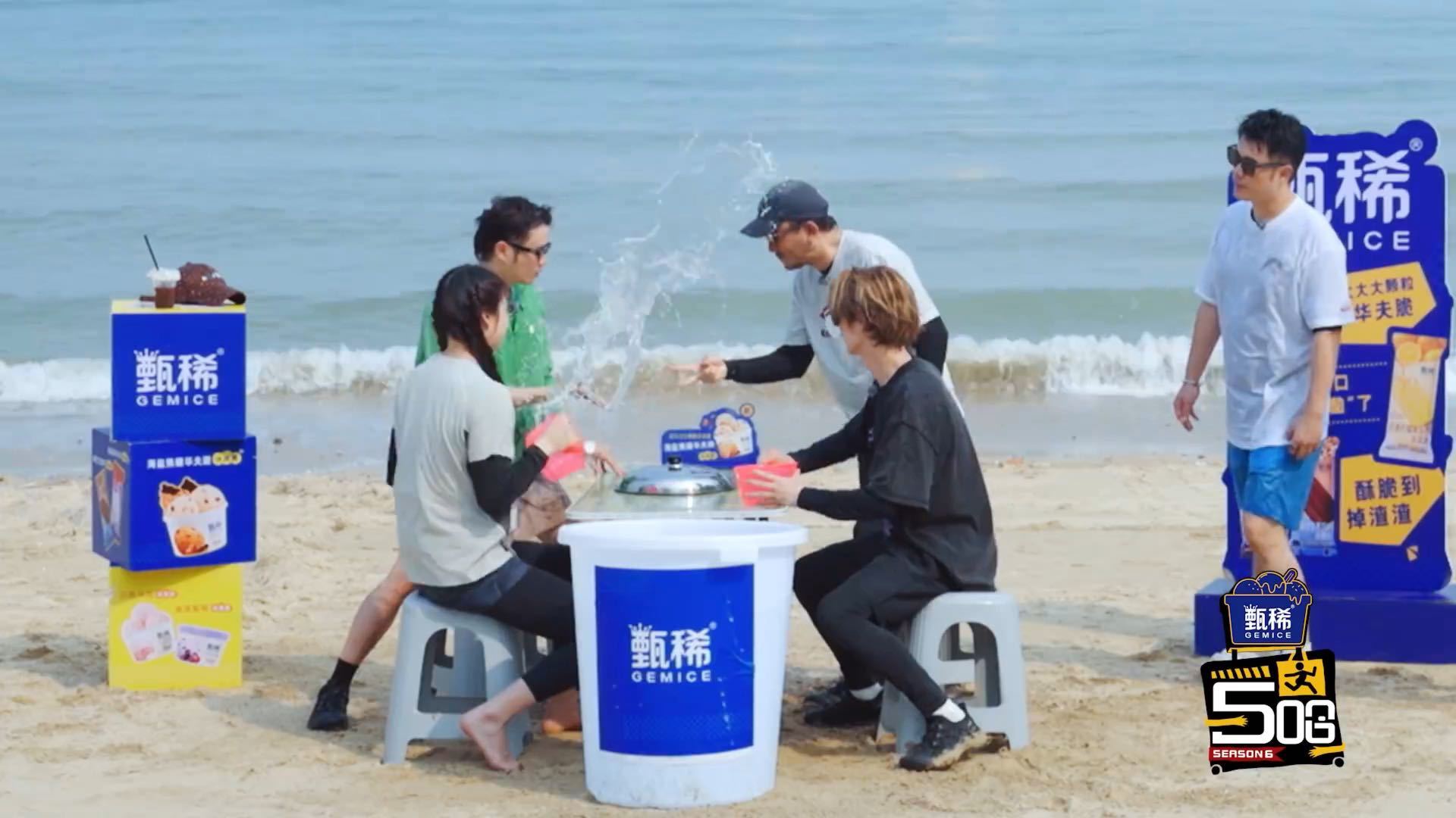 鹿晗往小爱脸上泼水张雨霏舍不得对鹿晗泼水哈哈哈哈哈能体会到鹿晗当时的心情，明明占
