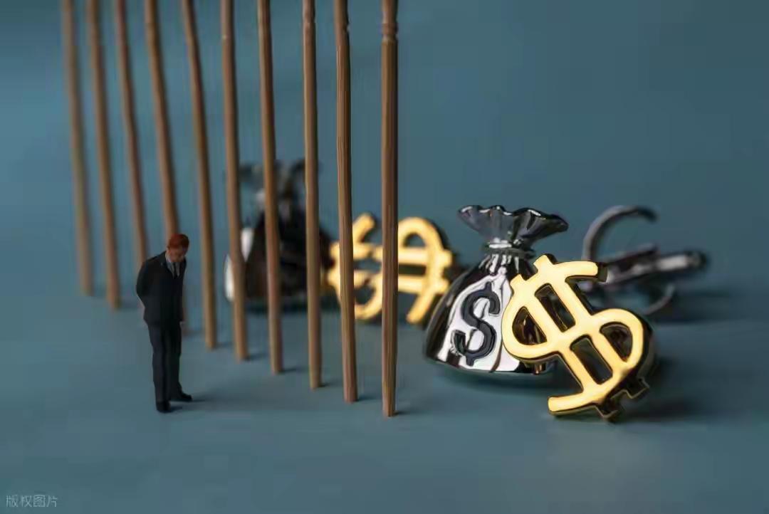 曾经梦想靠利息生活的年轻人，如今在消费降级的现实中悄然退场。

“等我的存款够了