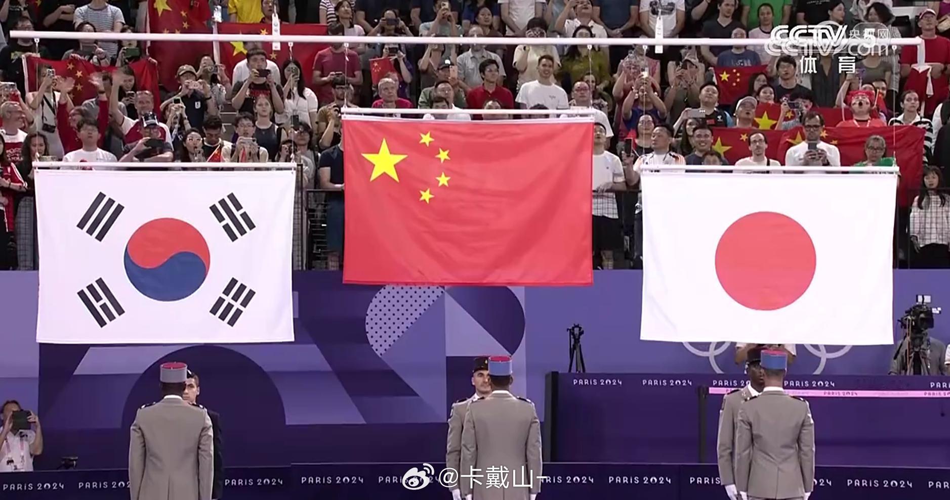 好美的画面！中华人民共和国国歌好听吗！郑思维和黄雅琼互相戴了奖牌🏅[苦涩][苦